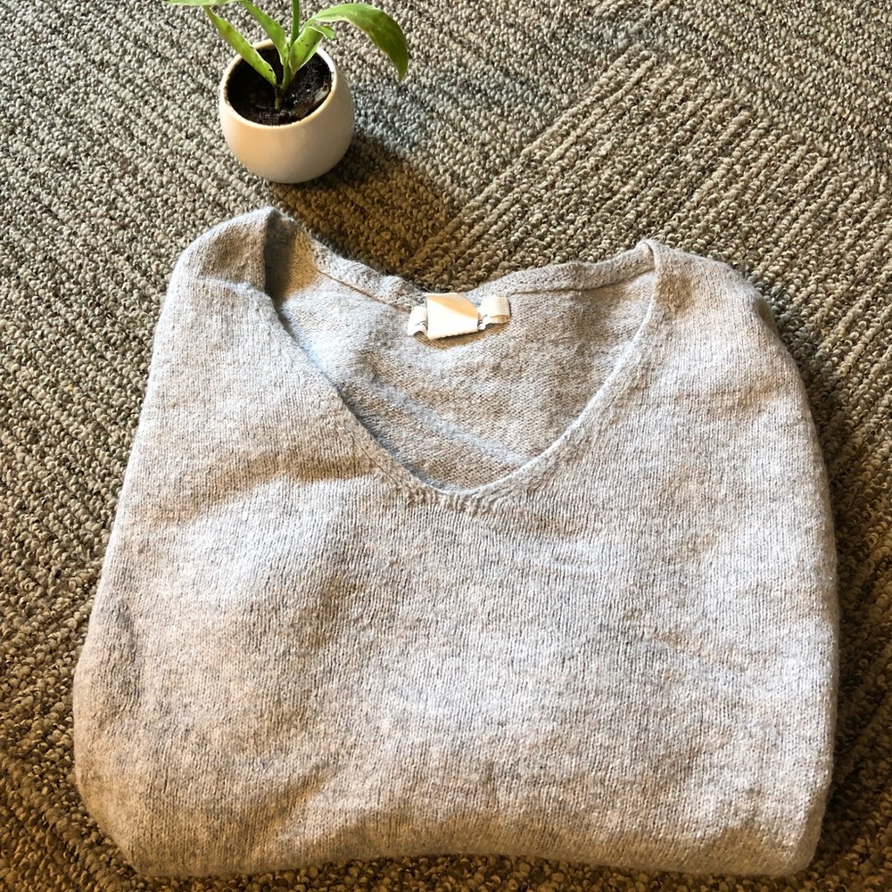 Soft, tight fitting grey fall sweater!